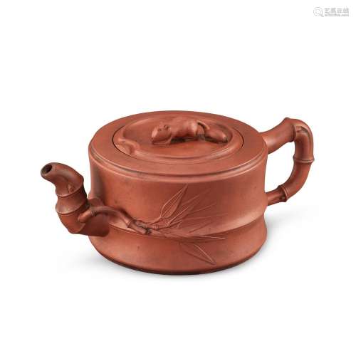A Yixing 'squirrel' teapot and cover, 20th century 二...