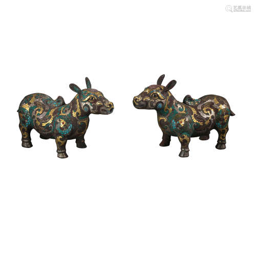 A PAIR OF CHINESE WARRING STATES PERIOD BRONZE COWS INLAID W...