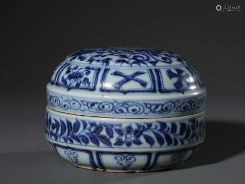 Blue and white flower and bird pattern lid box