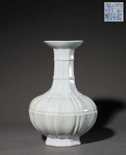 Qing Dynasty Qianlong year white glaze eight pan mouth bottl...