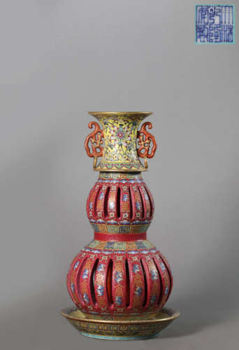 Qing Dynasty Qianlong year carmine ground pastel gourd of lo...