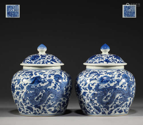 In the Qing Dynasty, there was a pair of blue and white drag...