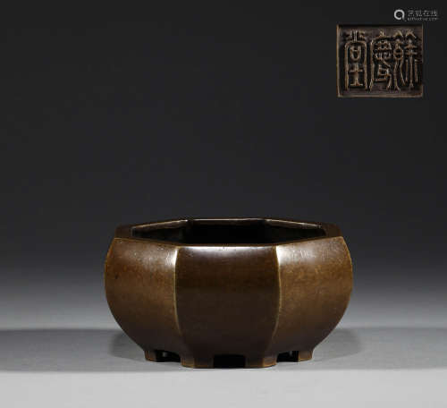 In the Qing Dynasty, the bronze hexagonal bowl