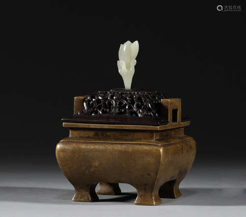 In the Ming Dynasty, the bronze double ear censer