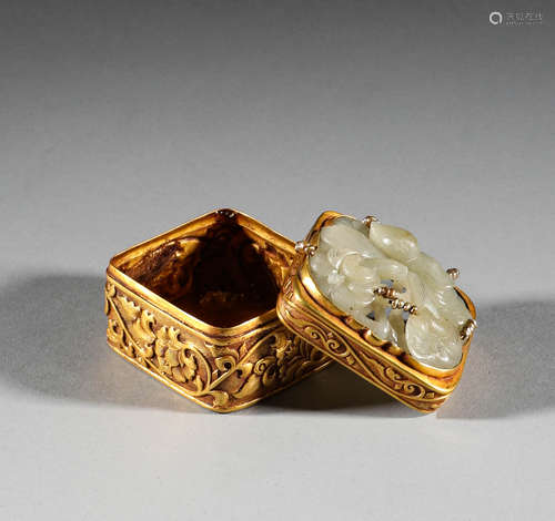 In the Qing Dynasty, the bronze gilt inlaid Hetian Jade Flow...