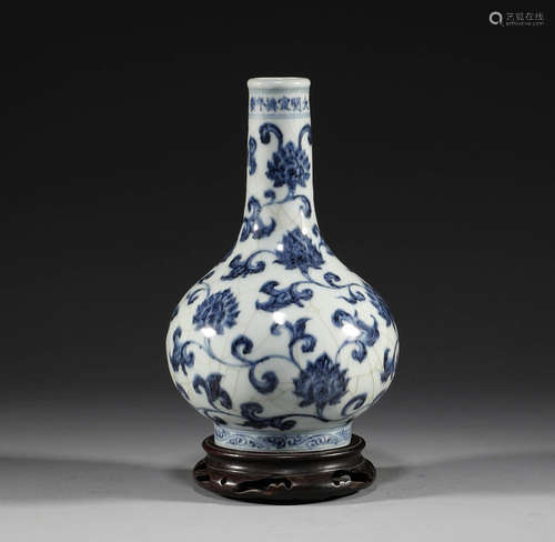 In the Ming Dynasty, blue and white net bottles with tangled...