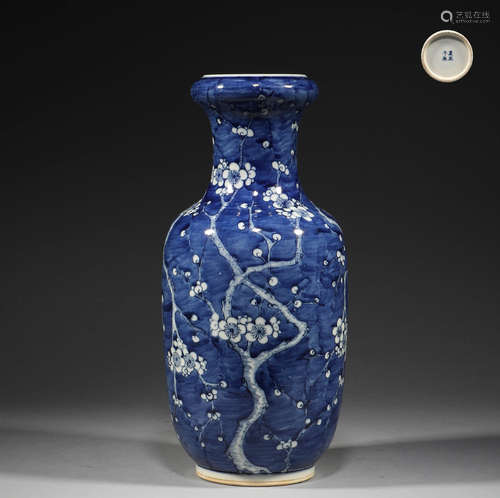 Qing Dynasty, blue and white ice plum vase