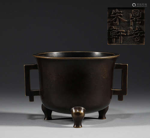 In the Qing Dynasty, the bronze double ear censer