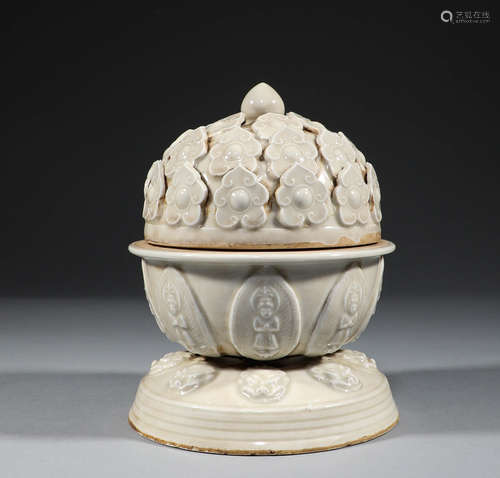 Song Dynasty, Ding kiln, lotus petal pattern relic pot