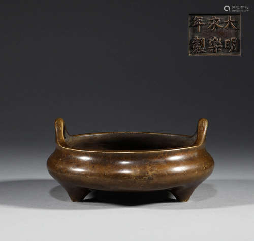 In the Ming Dynasty, the bronze double ear censer