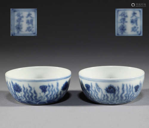 In the Ming Dynasty, a pair of blue and white seaweed tea cu...