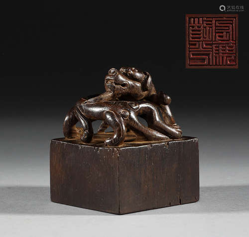 In the Qing Dynasty, aloes wood animal button seal