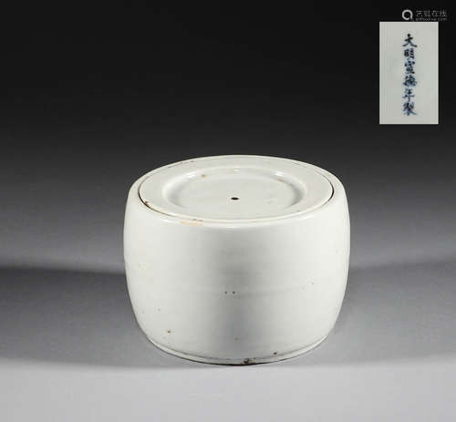 Ming Dynasty, white porcelain cricket pot