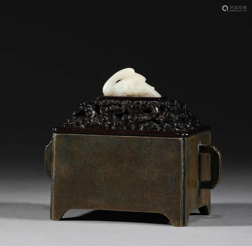 In the Ming Dynasty, the bronze double ear censer