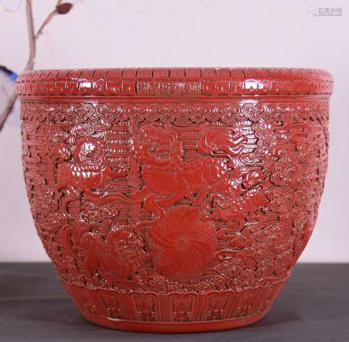 大清乾隆年制 红釉雕刻《狮子滚绣球》大缸一口