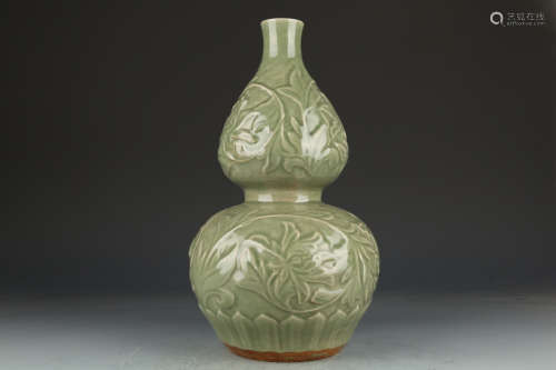 宋 龙泉窑浮雕绿釉花卉葫芦瓶