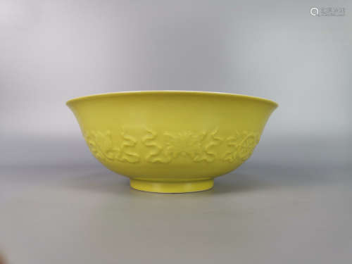 大清雍正 柠檬黄釉雕刻八宝纹汤碗