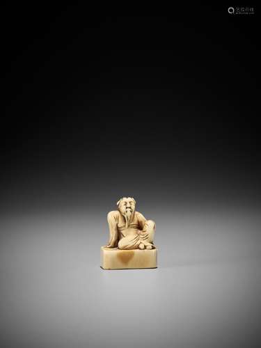 AN IVORY TOBORI NETSUKE DEPICTING A CHINESE SAGE