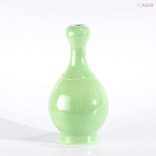 QING YONGZHENG GREEN GLAZED GARLIC VASE