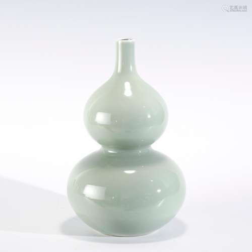 QING QIANLONG BEAN CELADON GOURD VASE