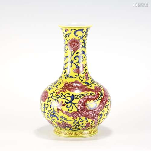 QING QIANLONG BLUE & WHITE ALUM RED DRAGON VASE