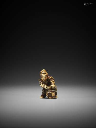 AN IVORY NETSUKE OF A KARAKO ATTRIBUTED TO ANRAKU