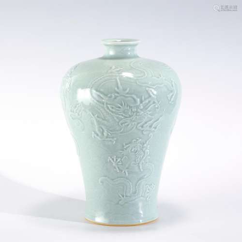 QING QIANLONG BEAN CELADON MEIPING JAR