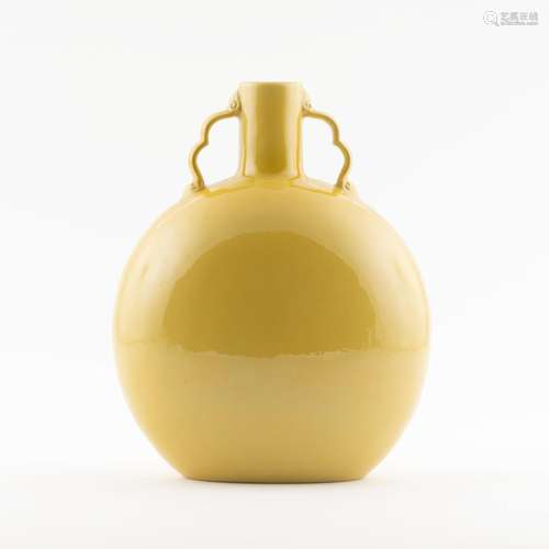 QING FAMILLE JAUNE MONOCHROME GARLIC MOON VASE