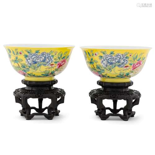 PAIR FAMILLE JAUNE PEONY BOWLS ON STAND