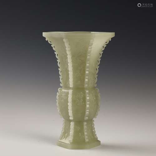 Flower goblets made of imitation bronze and jade in the Qing...