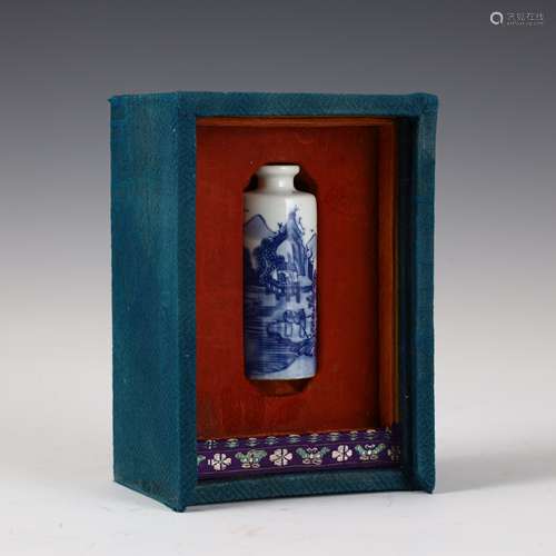 Qing Dynasty blue and white snuff bottle