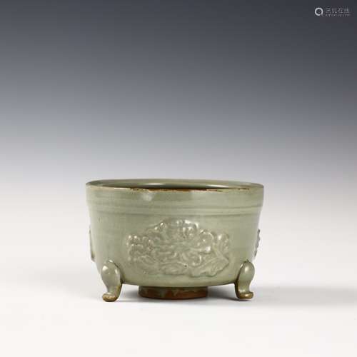 Green glaze piled flower tripod censer