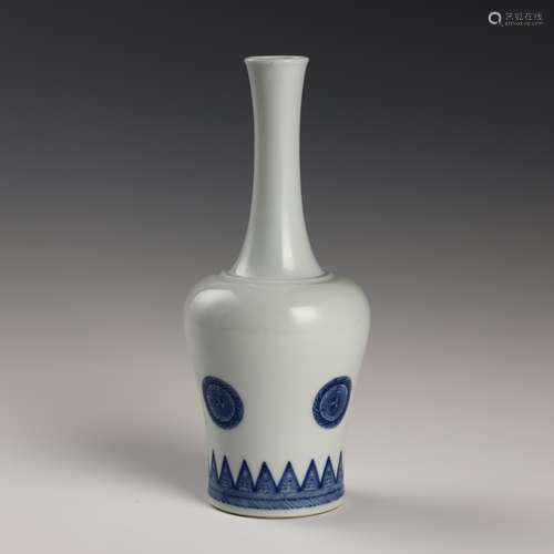 Qing Dynasty blue and white long neck bottle