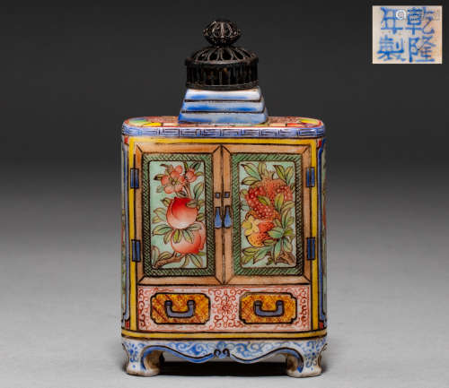 A glass snuff bottle from the Qing Dynasty