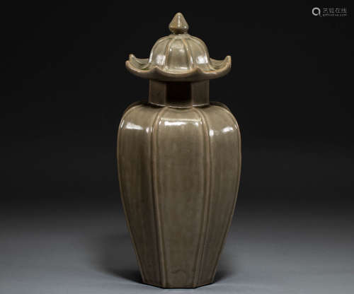 Yue kiln bottles in Song Dynasty of China