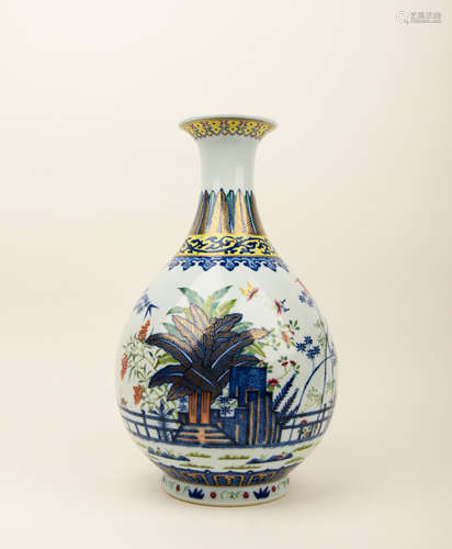 A GILT-DECORATED WUCAI 'FLOWER AND BIRD' VASE, YUHUCHUNPING