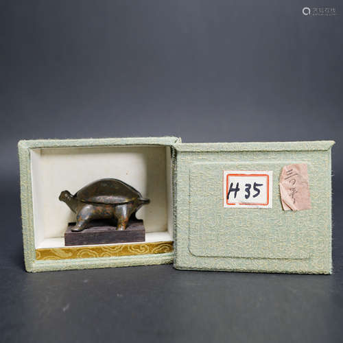 A JAPANESE TORTOISE SHAPE LIDDED BOX, WITH ORIGINAL BOX