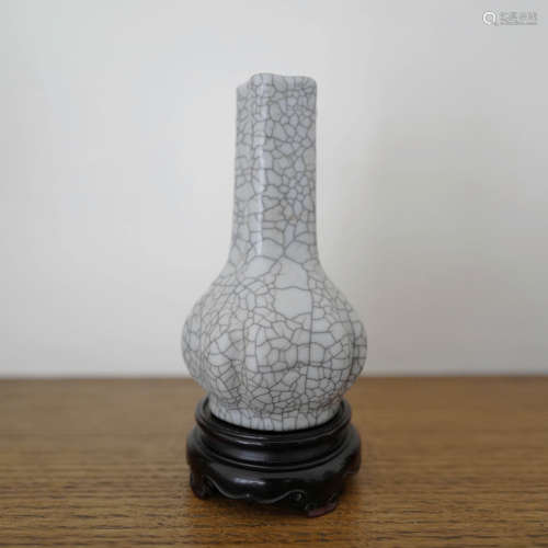 A CHINESE GE-STYLE GLAZED VASE WITH STAND