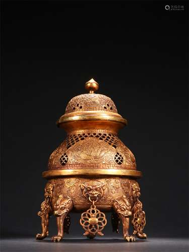 A CARVED GILT-BRONZE 'DRAGON AND PHOENIX' CENSER AND COVER