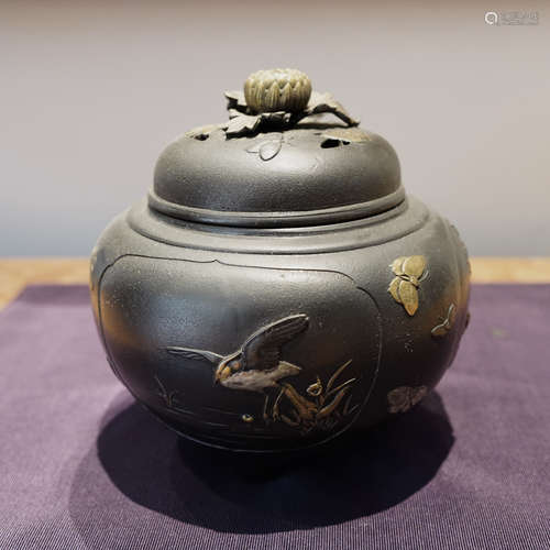 A JAPANESE BRONZE INCENSE BURNER WITH GOLD CARVING FLOWER