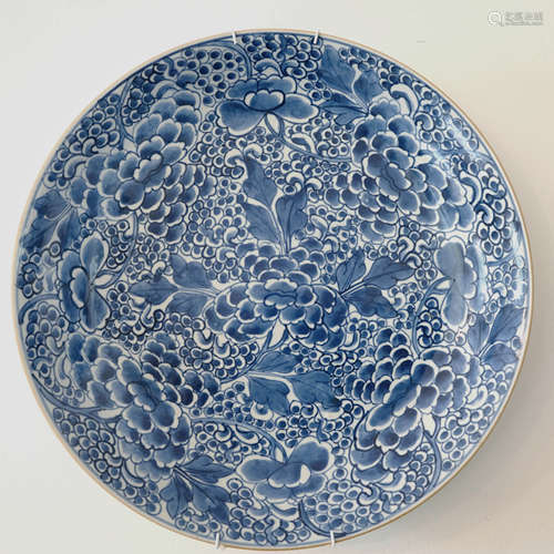 A KANGXI STYLE CHINESE BLUE AND WHITE FLOWER CHARGER