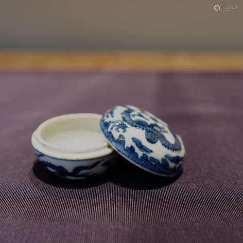 A CHINESE BLUE AND WHITE ROUND DRAGON INK BOX WITH COVER