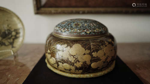 A JAPANESE FLOWER MAKI-E INCENSE BURNER WITH A CLOISONNE LID