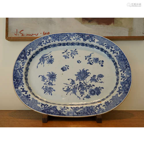 A CHINESE QING BLUE AND WHITE OVAL SHAPE PEONY LARGE PLATE