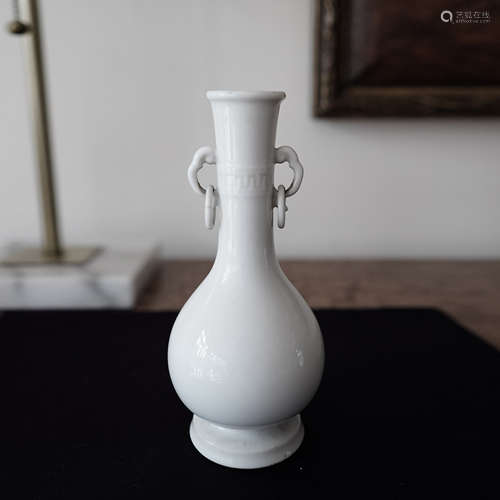 A DEHUA WHITE GLAZED DOUBLE EAR BOTTLE VASE