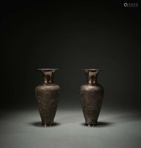 A pair of Qing Dynasty carved vases