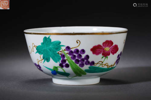 Famille Rose Bowl Trace Gold and the Pattern of Flowers and ...