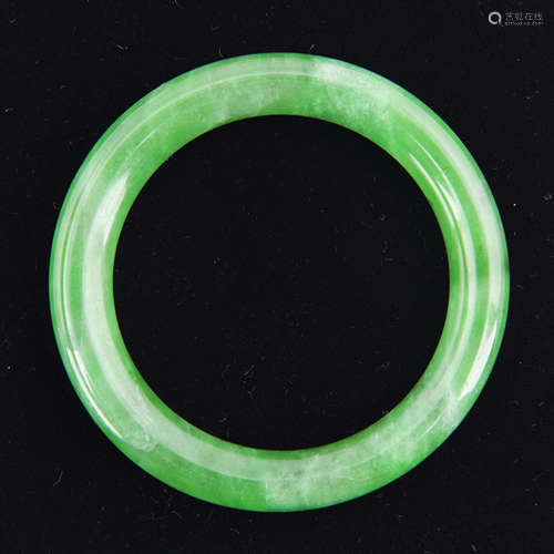 A CHINESE JADEITE BRACELET