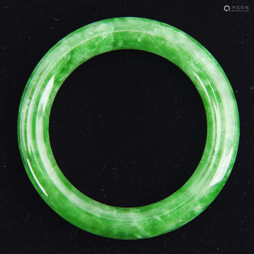 A CHINESE JADEITE BRACELET