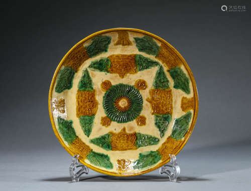 A Chinese Porcelain Tri-color Dish